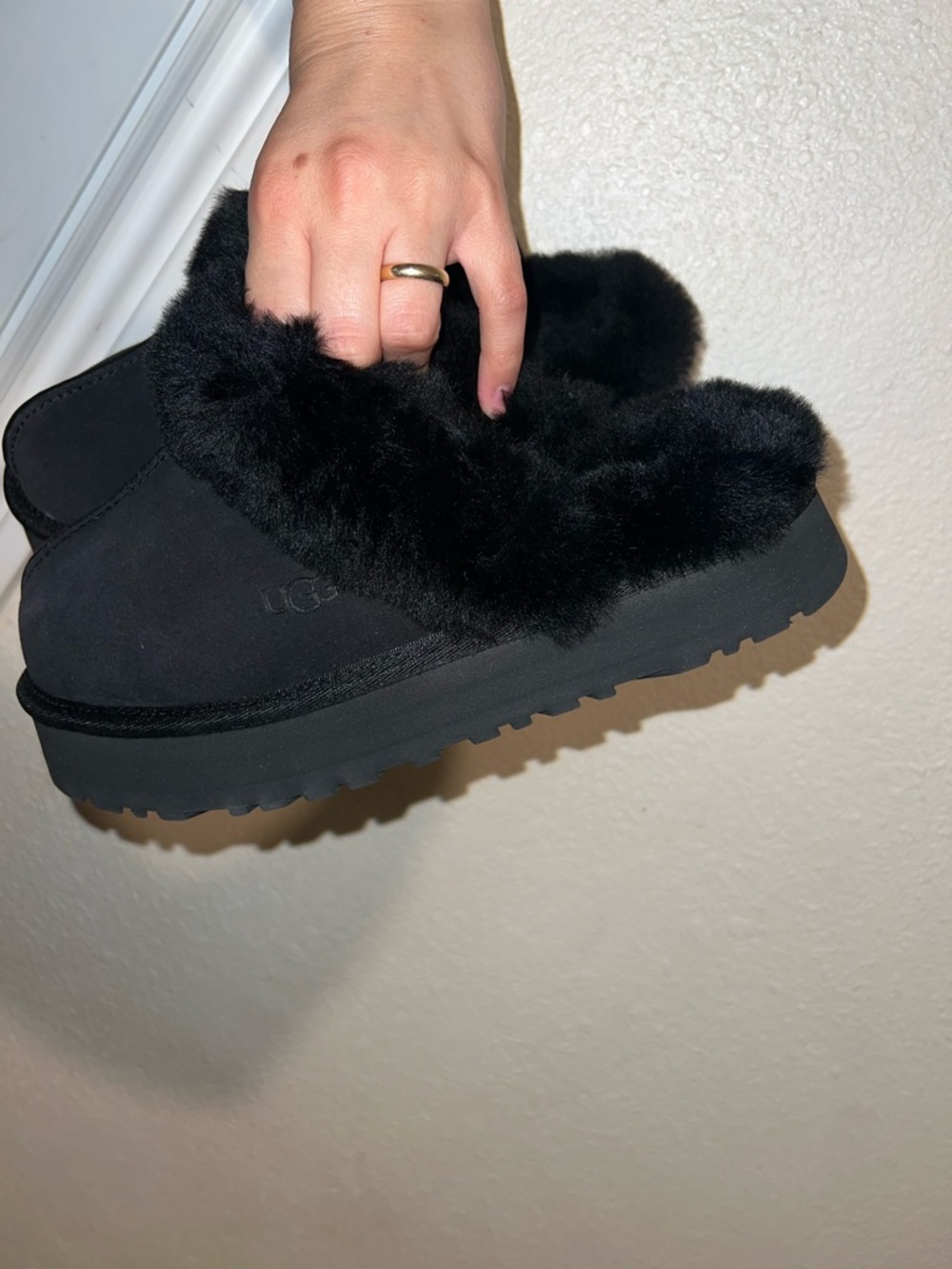 New in Box Ugg Disquette Black 1 Inch Platform Sheep Fur Slippers - Picture 4 of 10